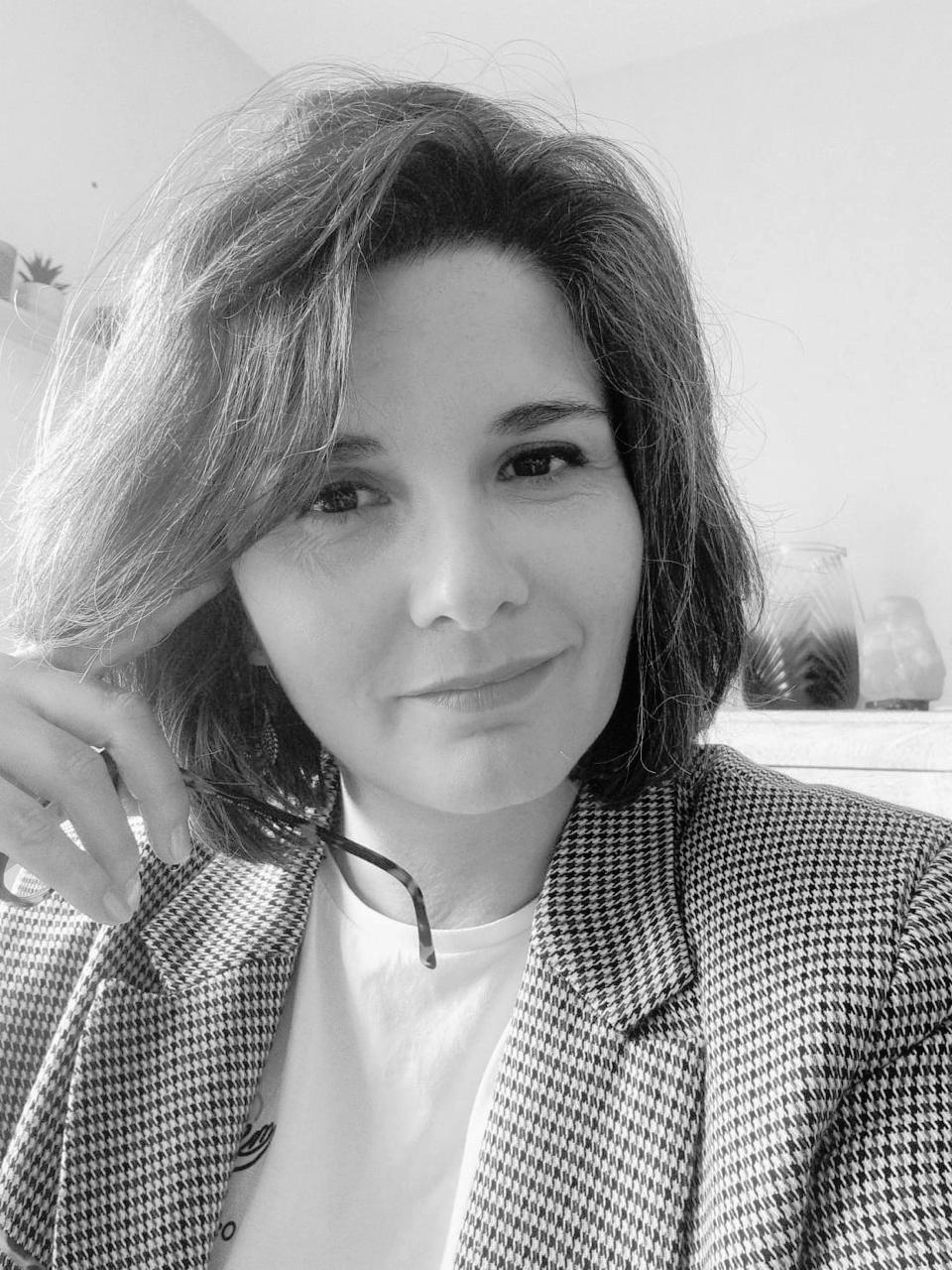 Moisurlecôté Portrait en noir et blanc de Laetitia Borel portant une veste à motifs